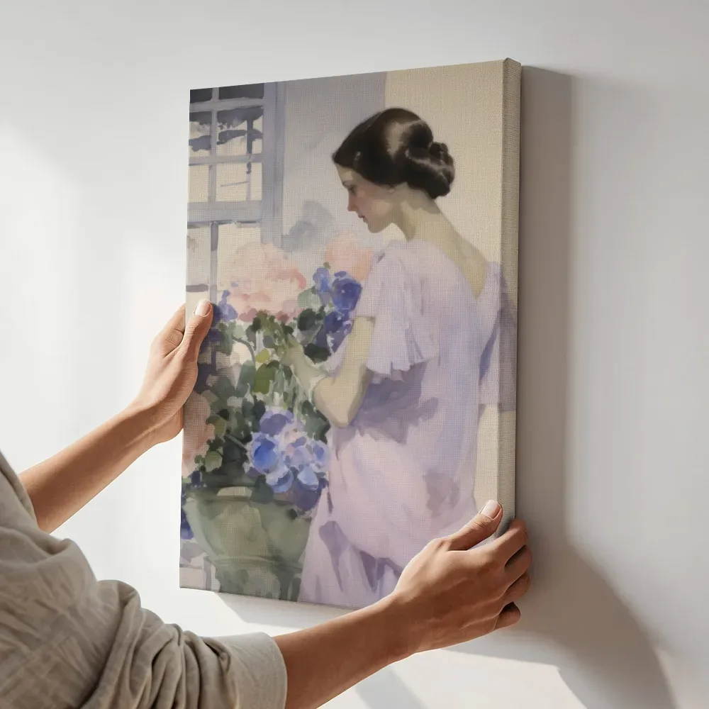 Sfeerimpressie: Vrouw met hortensia's bij het raam terwijl het aan de muur wordt gehangen