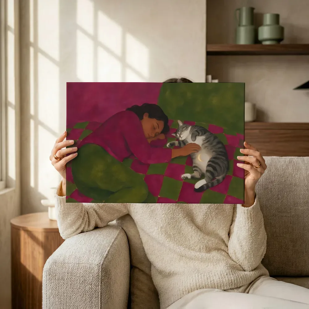 Sfeerimpressie: Vrouw met kat in magenta en olijf terwijl het omhoog wordt gehouden
