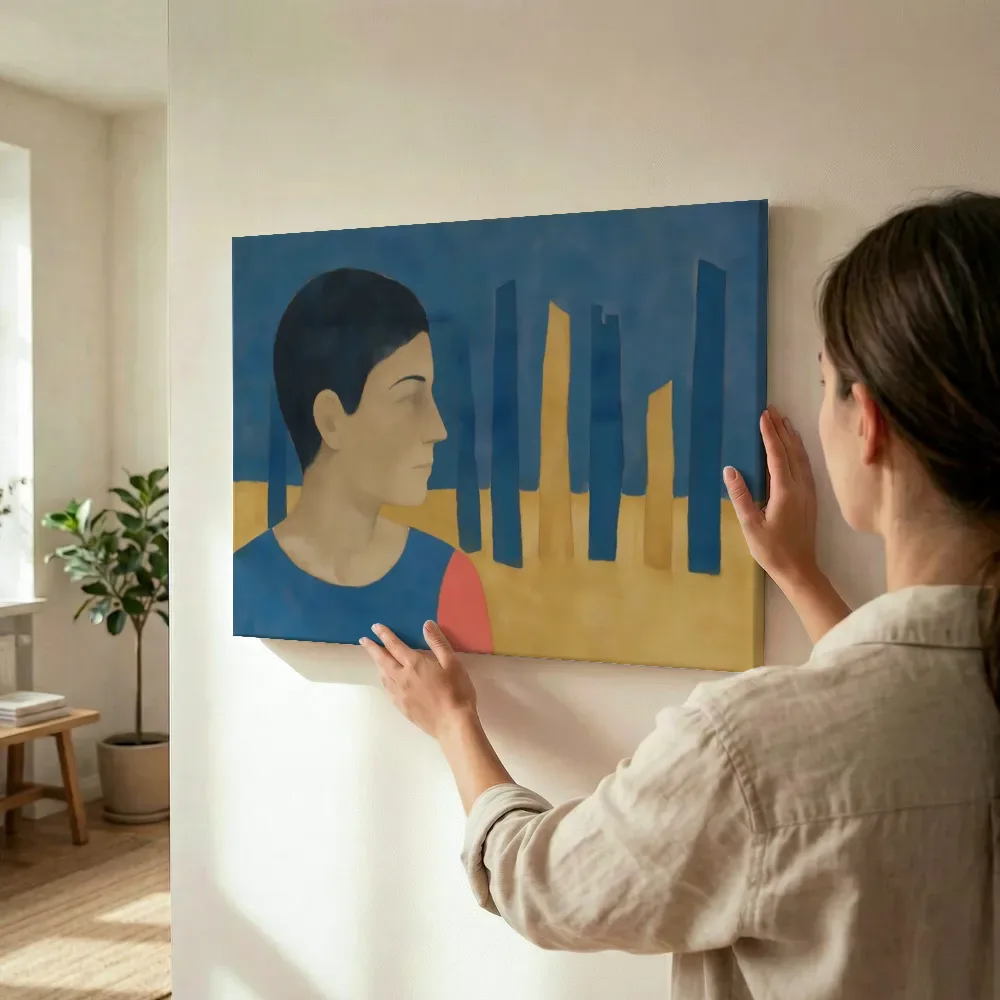 Sfeerimpressie: Vrouw met kort haar in delftsblauw en mosterd terwijl het wordt opgehangen