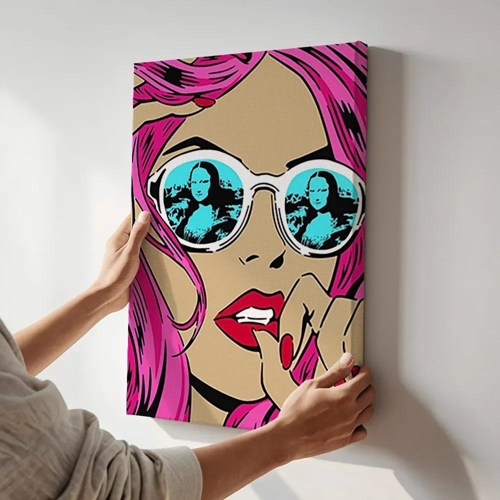 Sfeerimpressie: Vrouw met Mona Lisa zonnebril terwijl het aan de muur wordt gehangen