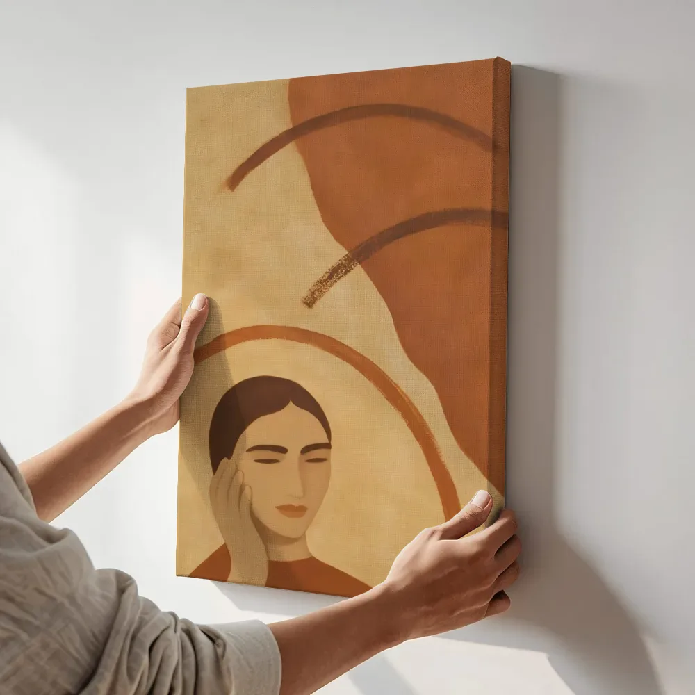 Sfeerimpressie: Vrouw met opgeheven hand in terracotta en zand terwijl het aan de muur wordt gehangen