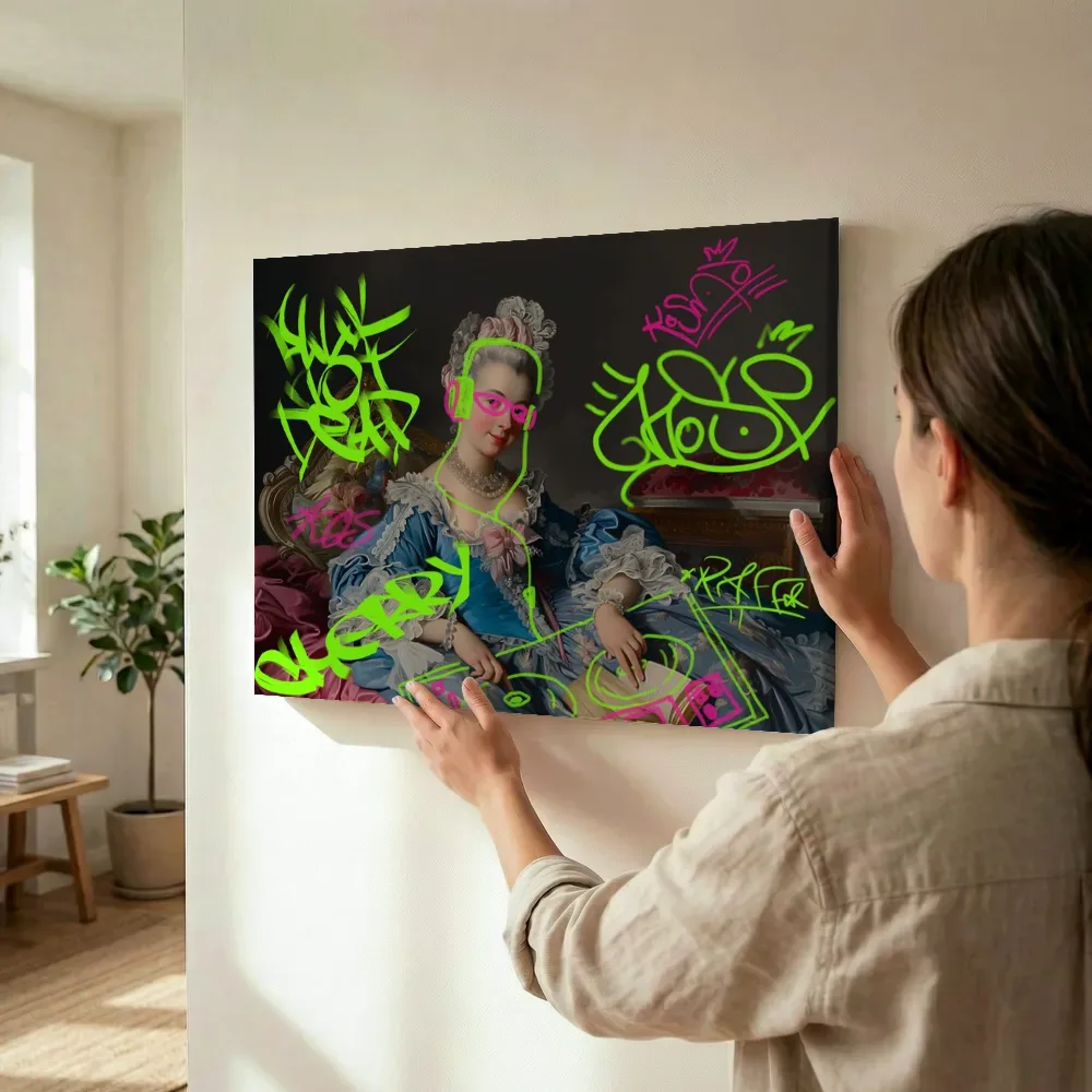 Sfeerimpressie: Vrouw met parelketting graffiti editie terwijl het wordt opgehangen