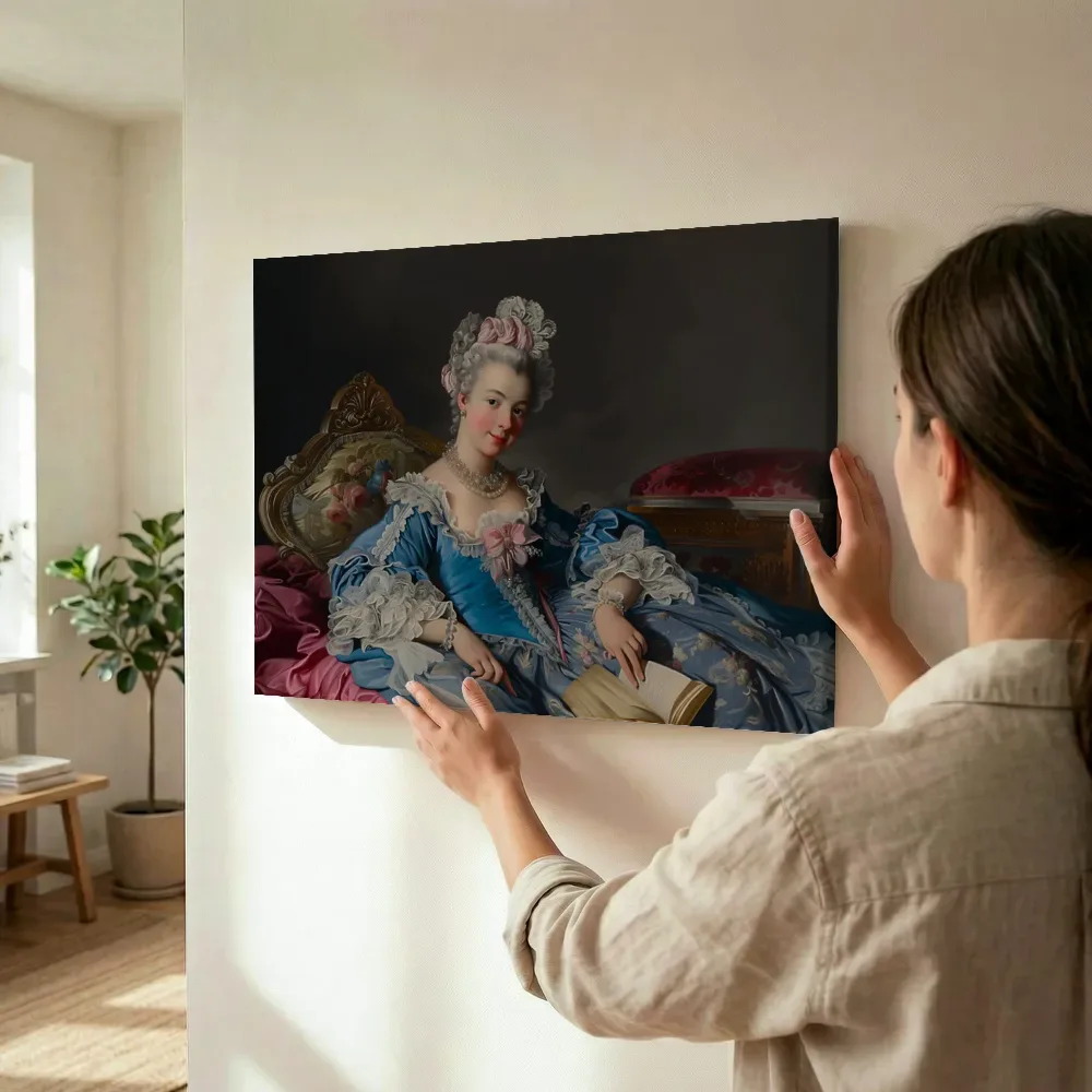Sfeerimpressie: Vrouw met parelketting in blauwe jurk terwijl het wordt opgehangen