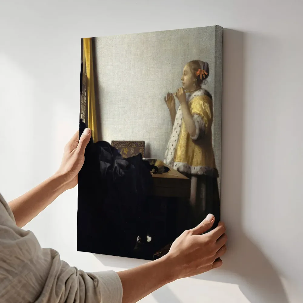 Sfeerimpressie: Vrouw met parelsnoer van Johannes Vermeer terwijl het aan de muur wordt gehangen
