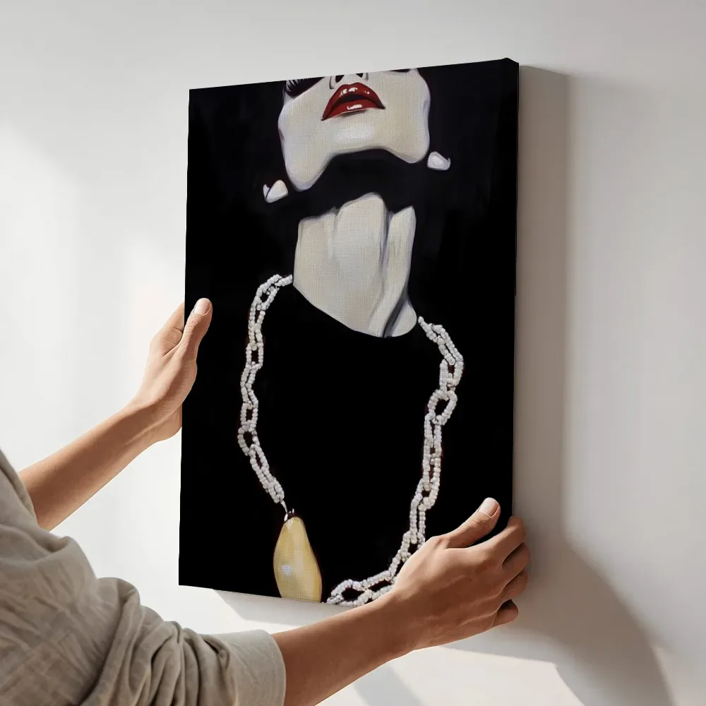 Sfeerimpressie: Vrouw met schakelketting en gouden hanger terwijl het aan de muur wordt gehangen