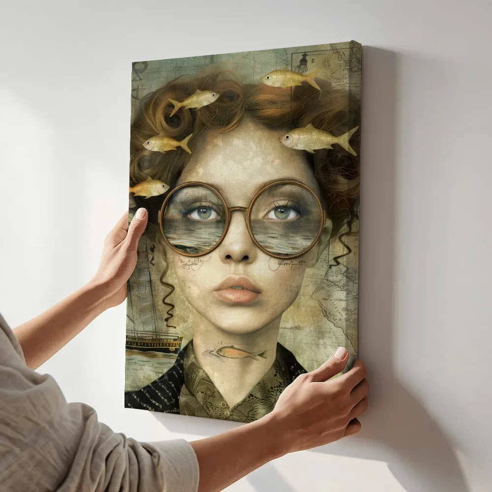 Sfeerimpressie: Vrouw met scheepskaart en goudvissen terwijl het aan de muur wordt gehangen