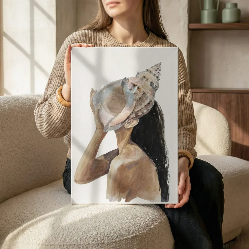 Sfeerimpressie: Surrealistische vrouw met schelpkap terwijl het zittend wordt getoond