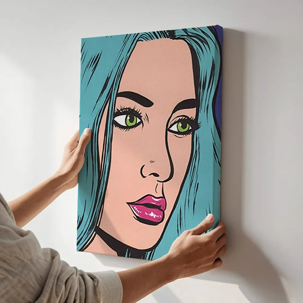 Sfeerimpressie: Portret vrouw met turquoise haar terwijl het aan de muur wordt gehangen