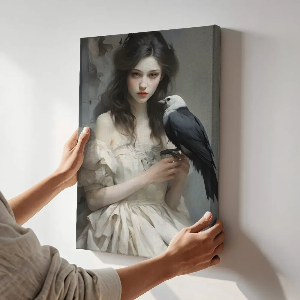 Sfeerimpressie: Vrouw met zwarte vogel terwijl het aan de muur wordt gehangen
