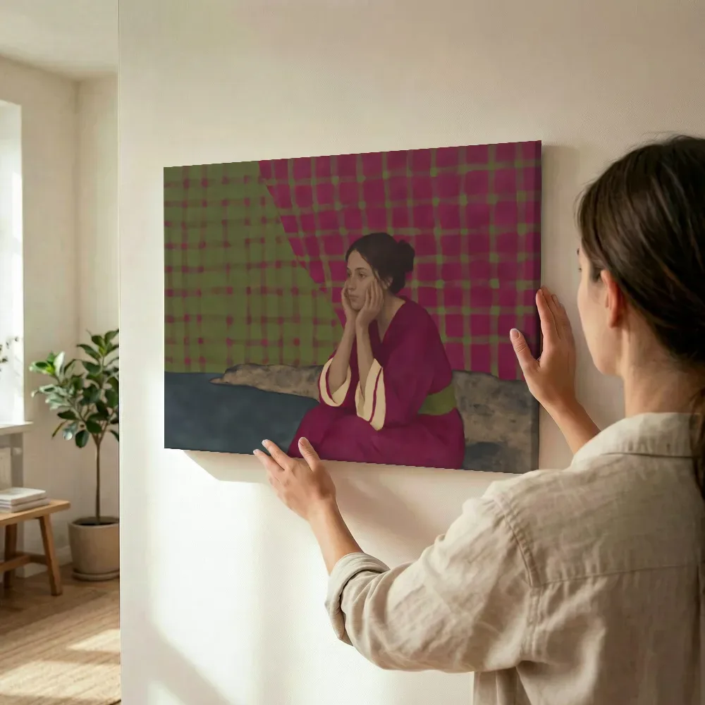 Sfeerimpressie: Vrouw op de rots in magenta en olijfgroen terwijl het omhoog wordt gehouden