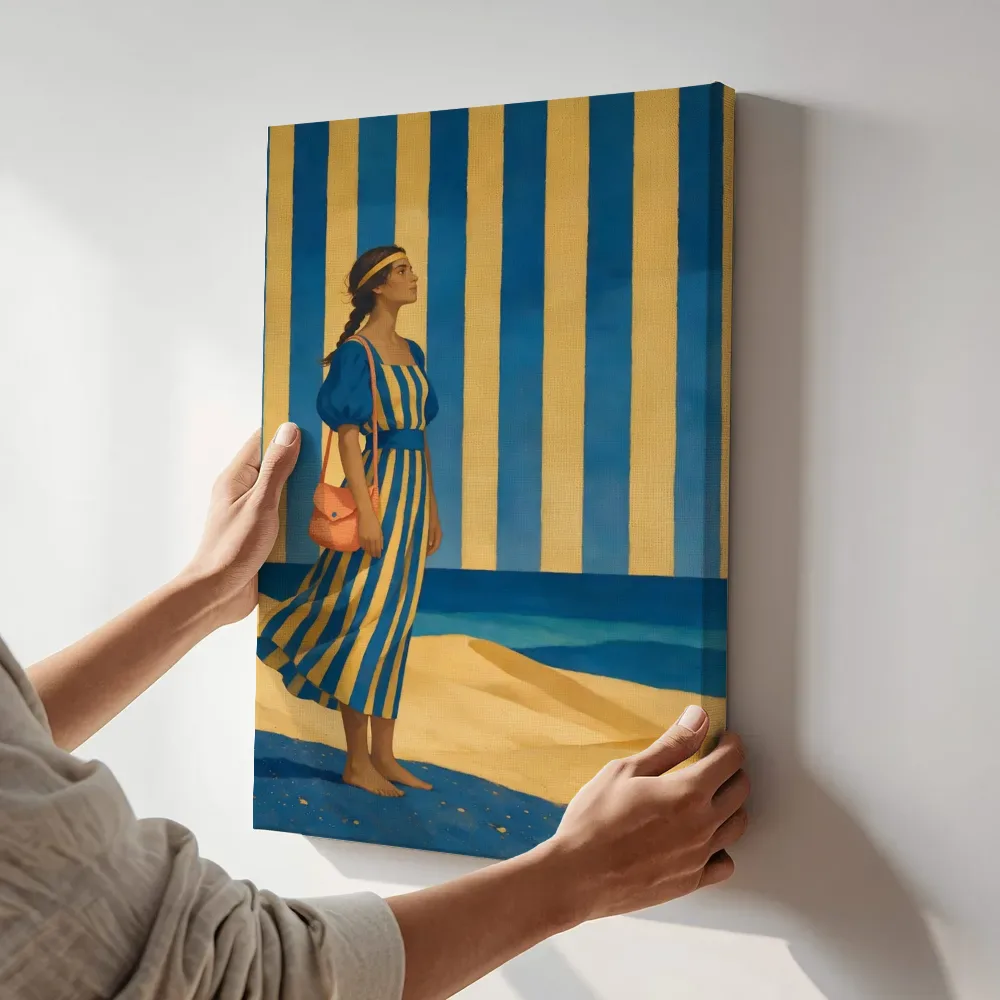 Sfeerimpressie: Vrouw op het strand in delftsblauw en mosterd naast de kast