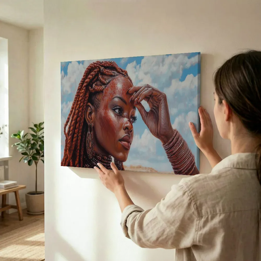 Sfeerimpressie: Vrouwenportret met wolkenlucht terwijl het wordt opgehangen