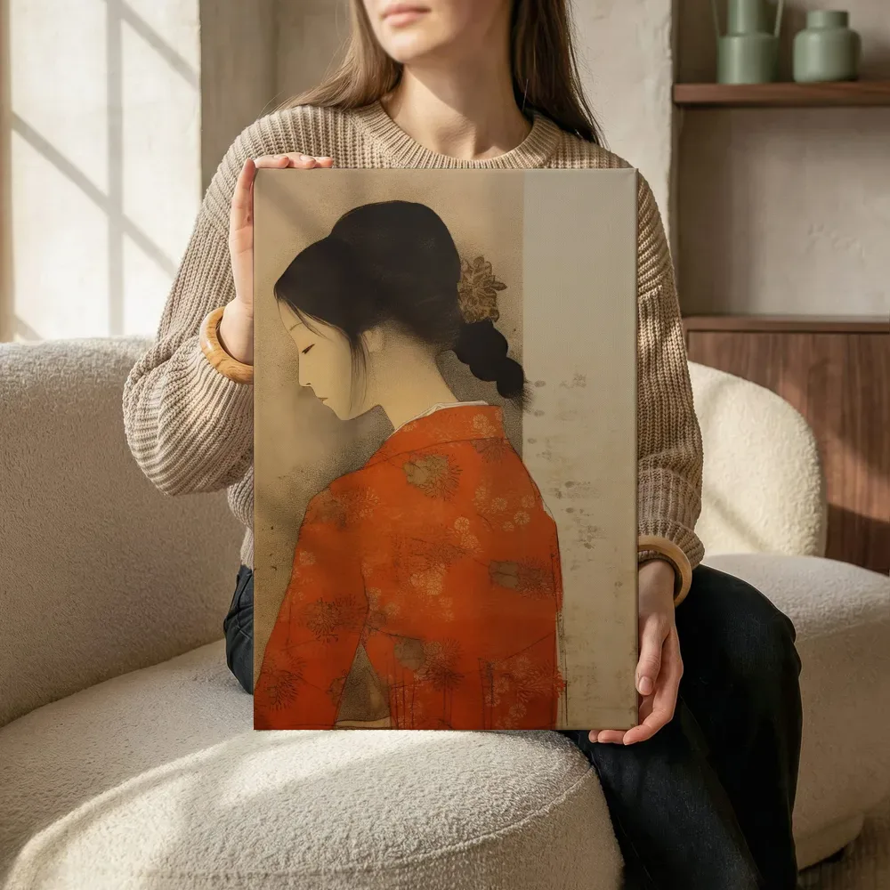 Sfeerimpressie: Vrouw in rode kimono met bloemmotief terwijl het zittend wordt getoond