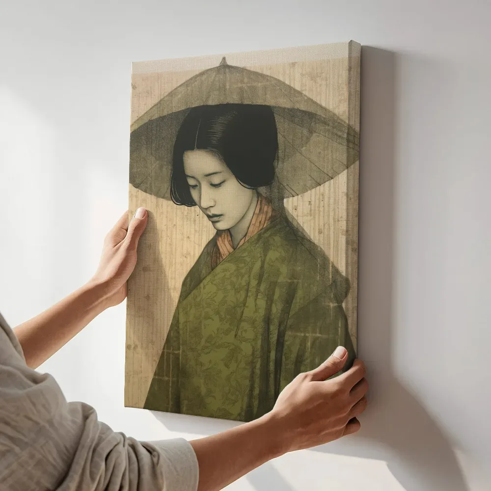 Sfeerimpressie: Vrouw met strohoed in groene kimono terwijl het aan de muur wordt gehangen