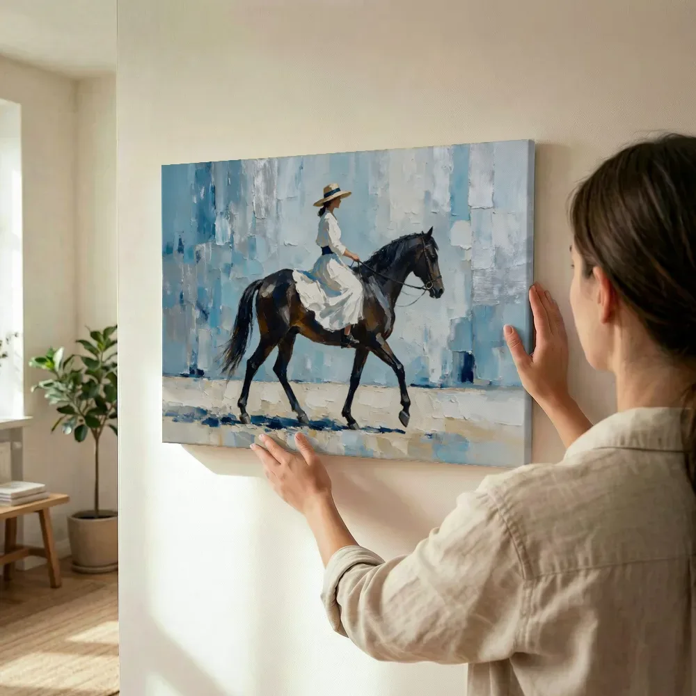 Sfeerimpressie: Vrouw te paard, olieverf in diep zilver en ijsblauw terwijl het wordt opgehangen