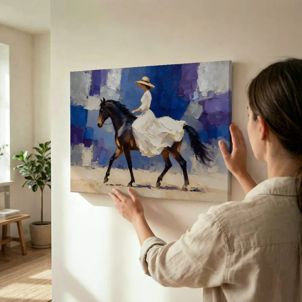 Sfeerimpressie: Vrouw te paard, olieverf in kobalt en violet terwijl het wordt opgehangen
