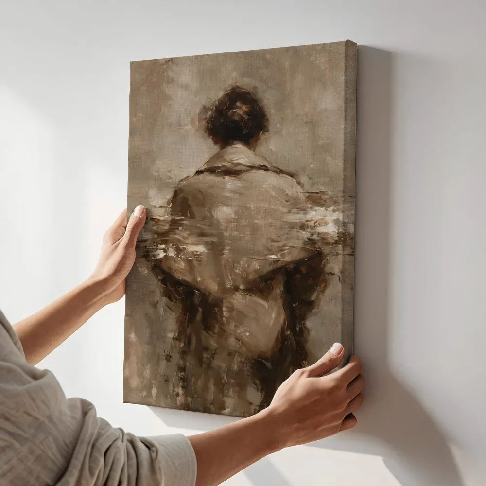 Sfeerimpressie: Vrouw uitgeveegd en op de rug gezien in taupe terwijl het aan de muur wordt gehangen