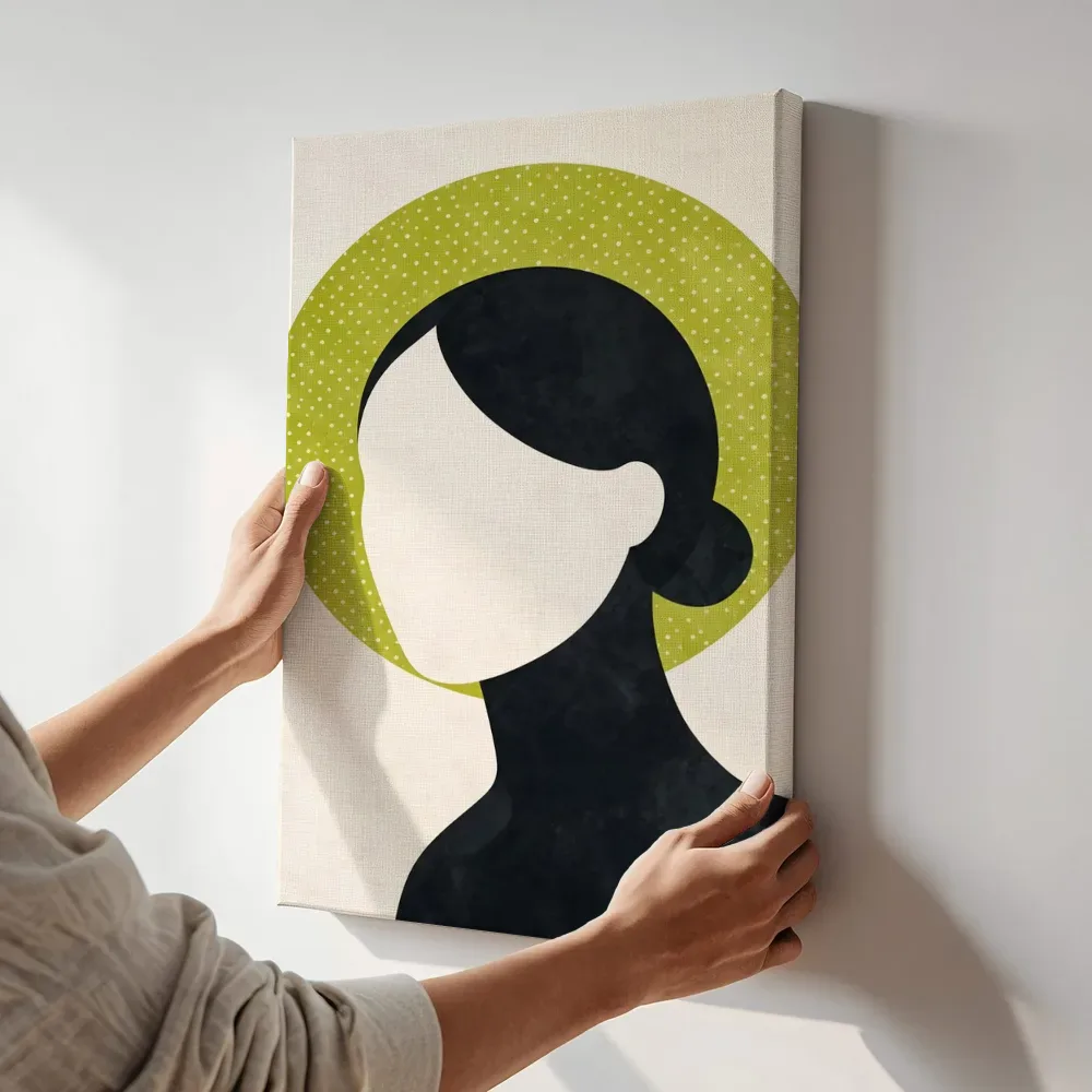 Sfeerimpressie: Vrouw voor een cirkel in chartreuse terwijl het aan de muur wordt gehangen