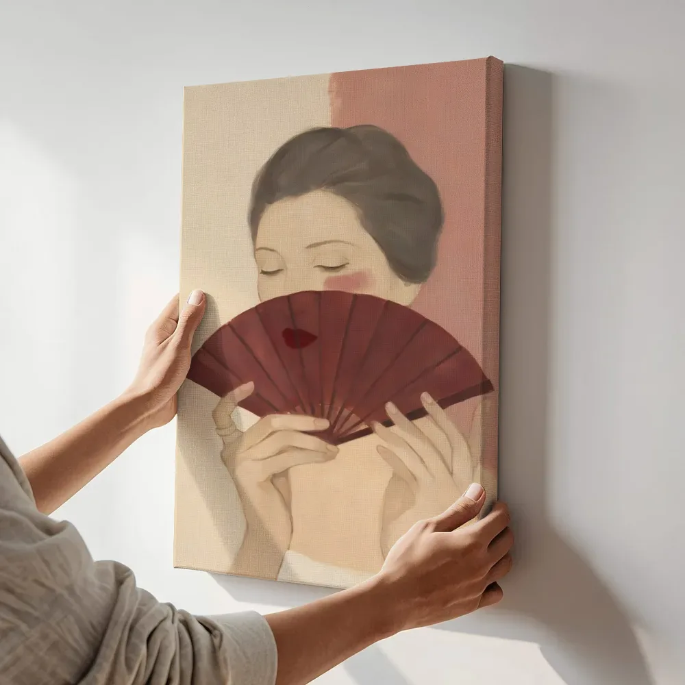 Sfeerimpressie: Vrouw waaier in roze terwijl het aan de muur wordt gehangen