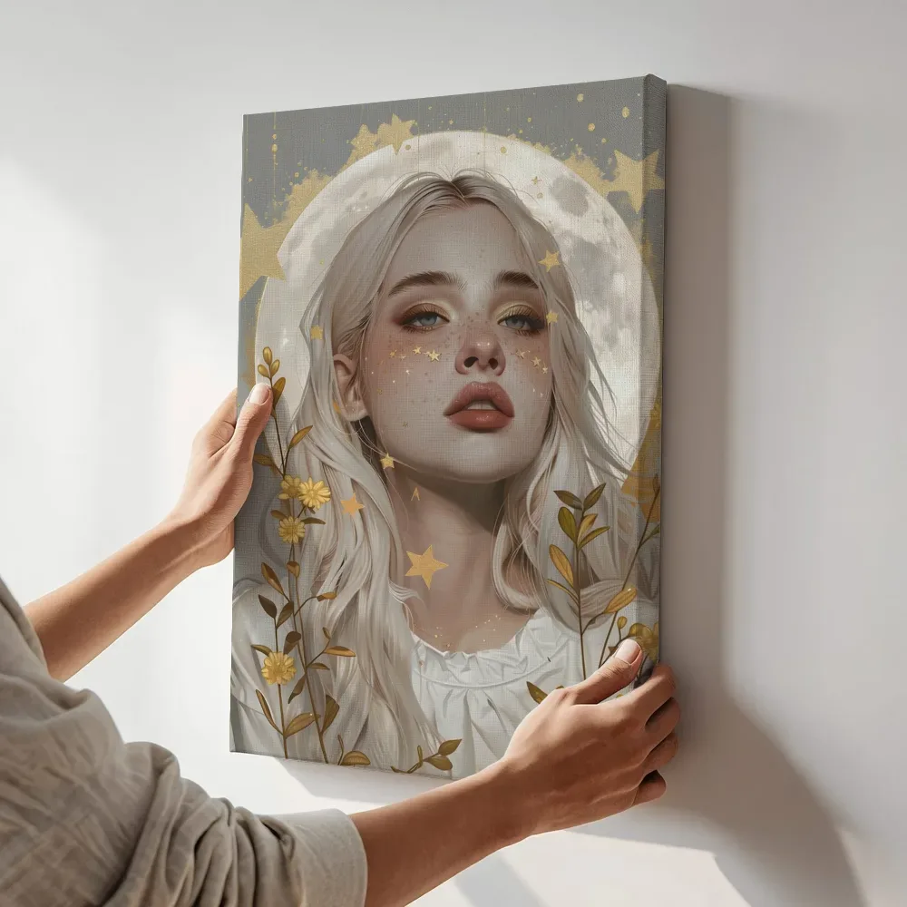 Sfeerimpressie: Vrouw in het maanlicht met gouden bloemen terwijl het aan de muur wordt gehangen