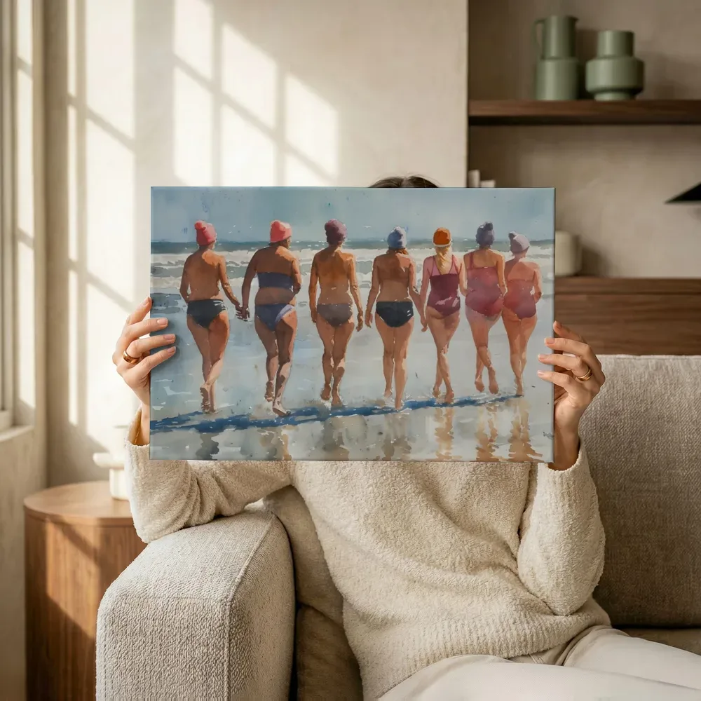 Sfeerimpressie: Vrouwen aan zee in badpak terwijl het omhoog wordt gehouden