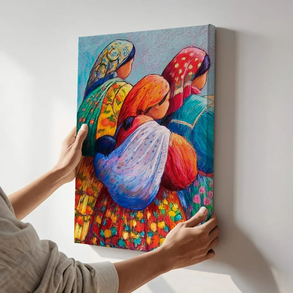 Sfeerimpressie: Vrouwen in kleurrijke sjaals terwijl het aan de muur wordt gehangen