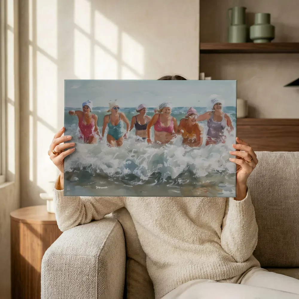 Sfeerimpressie: Vrouwen spelend in de golven terwijl het omhoog wordt gehouden
