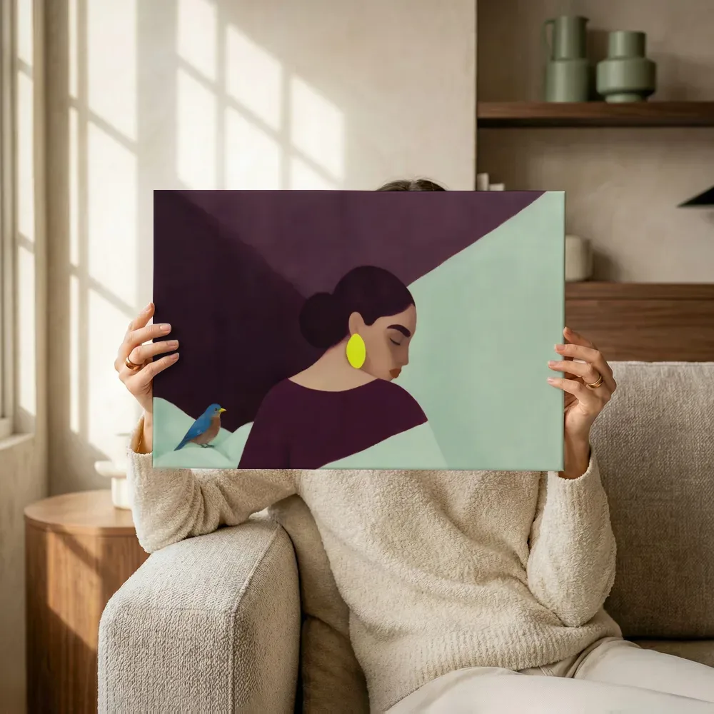 Sfeerimpressie: Vrouwengezicht van dichtbij in aubergine en mint terwijl het omhoog wordt gehouden