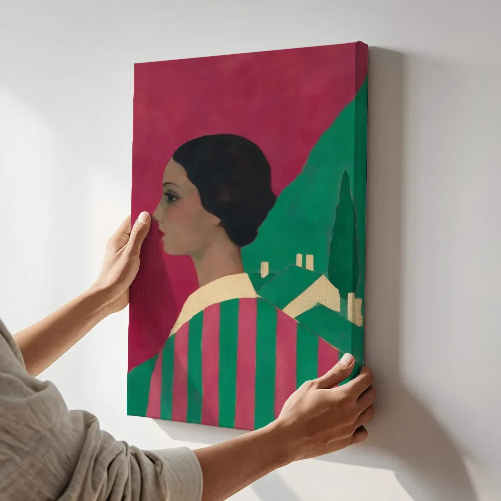 Sfeerimpressie: Vrouwenportret bij de gevel in framboos en jade terwijl het aan de muur wordt gehangen
