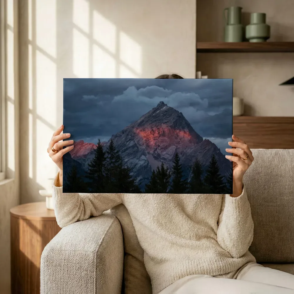 Sfeerimpressie: Vurige alpengloed op de bergtop terwijl het omhoog wordt gehouden