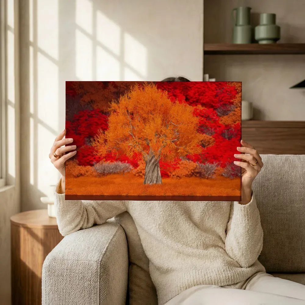 Sfeerimpressie: Vurige herfstboom in dromerig rood terwijl het omhoog wordt gehouden