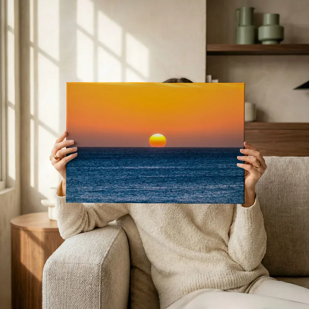 Sfeerimpressie: Vurige zonsondergang boven zee terwijl het omhoog wordt gehouden