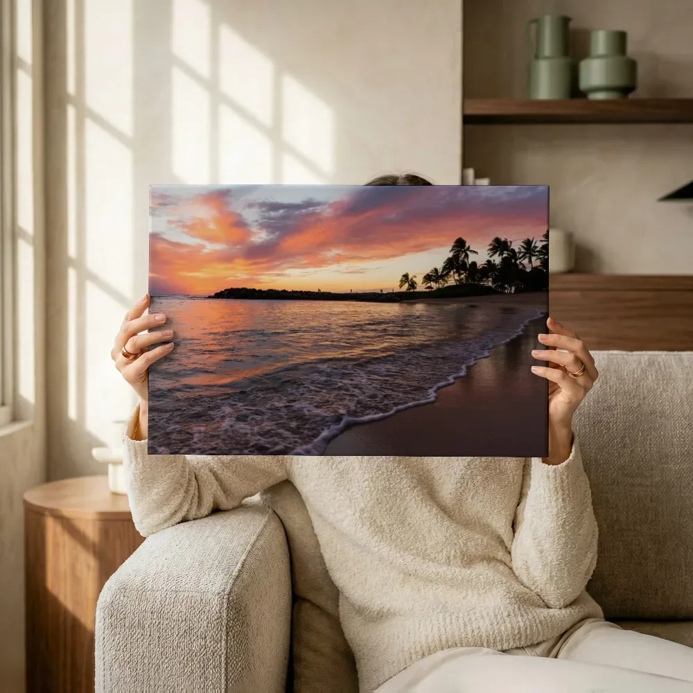 Sfeerimpressie: Vurige zonsondergang boven tropisch strand terwijl het omhoog wordt gehouden