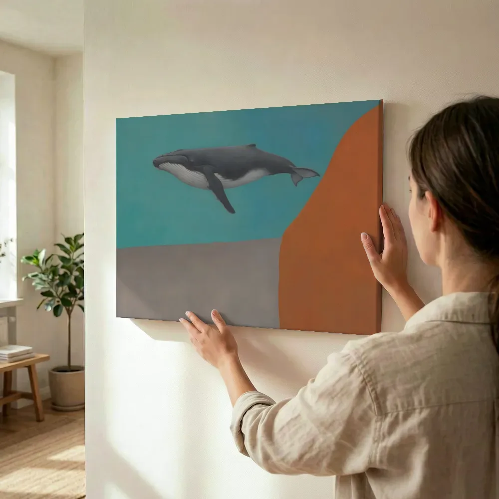 Sfeerimpressie: Walvis in aqua en warm grijs terwijl het wordt opgehangen