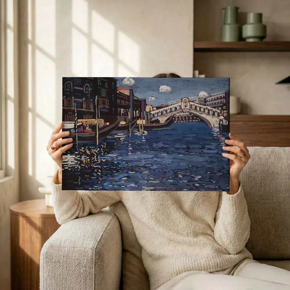 Sfeerimpressie: Herinnering aan Venetië, Ponte Rialto van Wassily Kandinsky terwijl het omhoog wordt gehouden