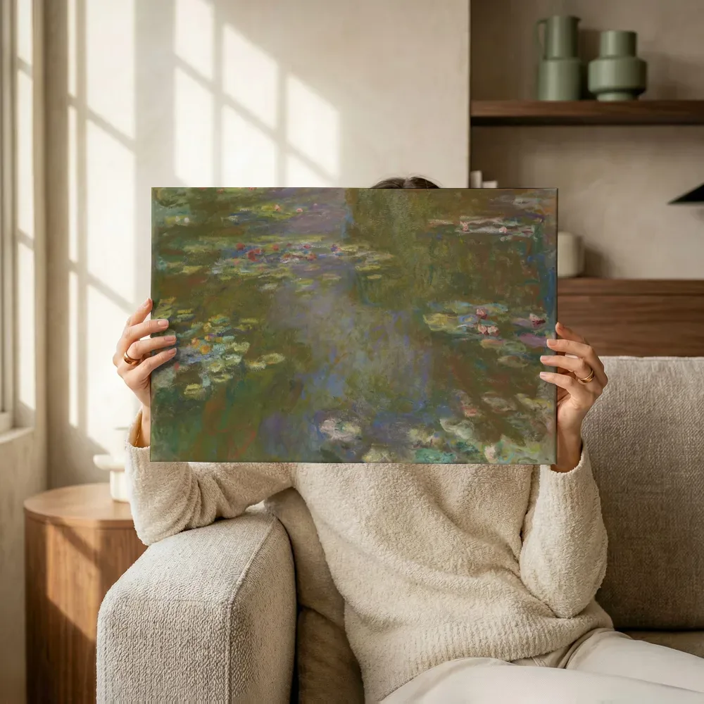 Sfeerimpressie: Water Lily Pond (1917) van Claude Monet terwijl het omhoog wordt gehouden