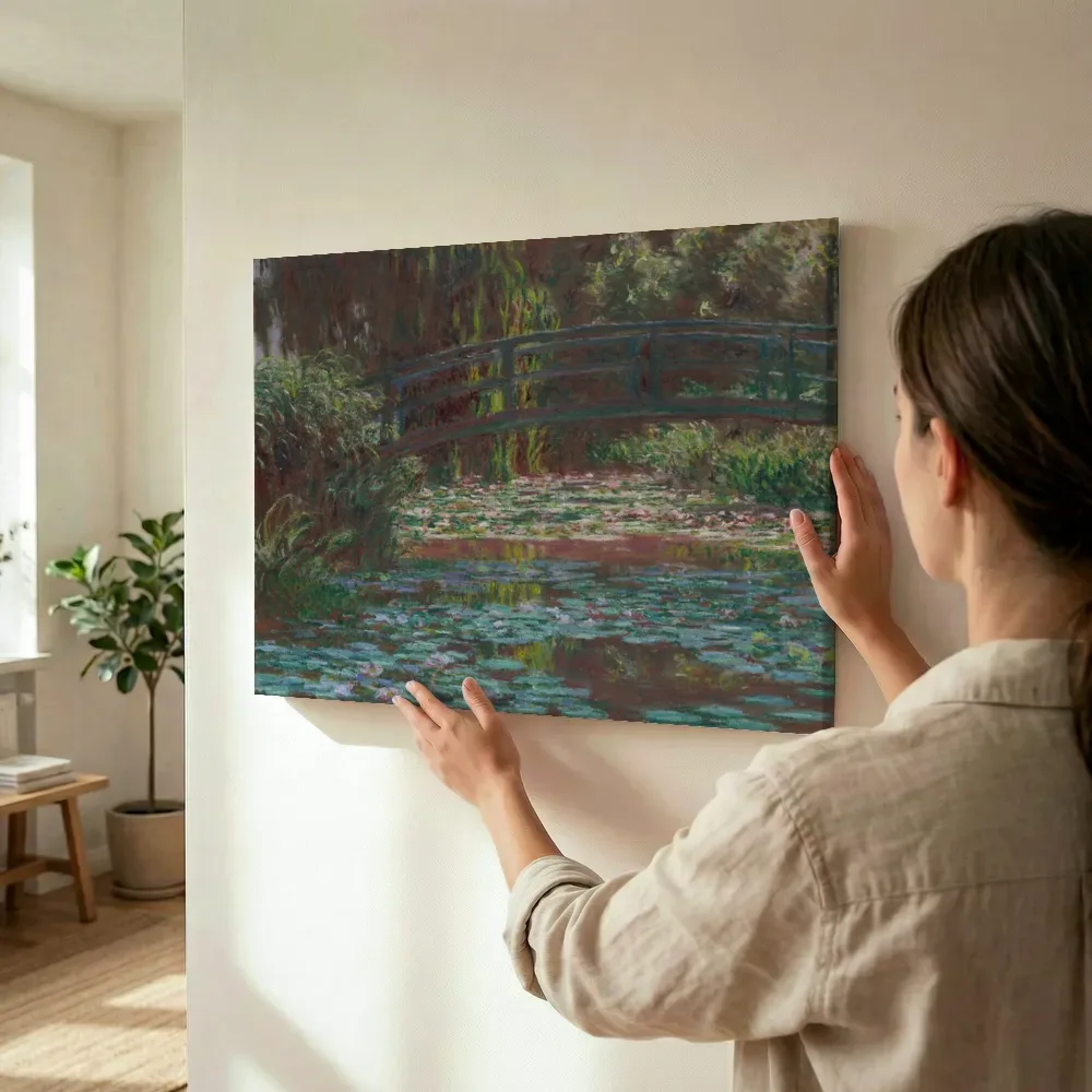 Sfeerimpressie: Water Lily Pond (1900) van Claude Monet terwijl het wordt opgehangen