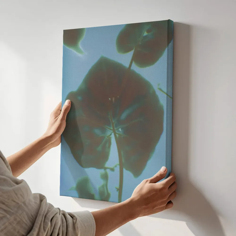 Sfeerimpressie: Waterplant in azuurblauw terwijl het aan de muur wordt gehangen