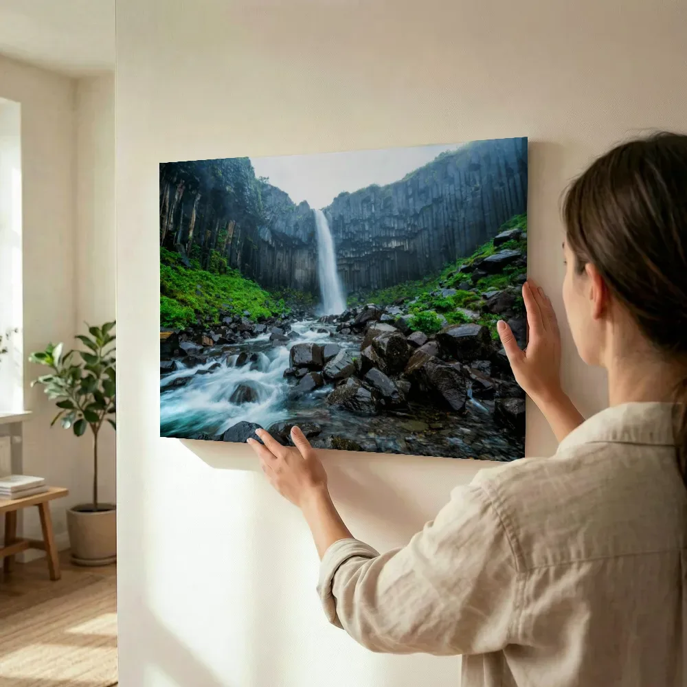 Sfeerimpressie: Waterval tussen basaltzuilen terwijl het wordt opgehangen