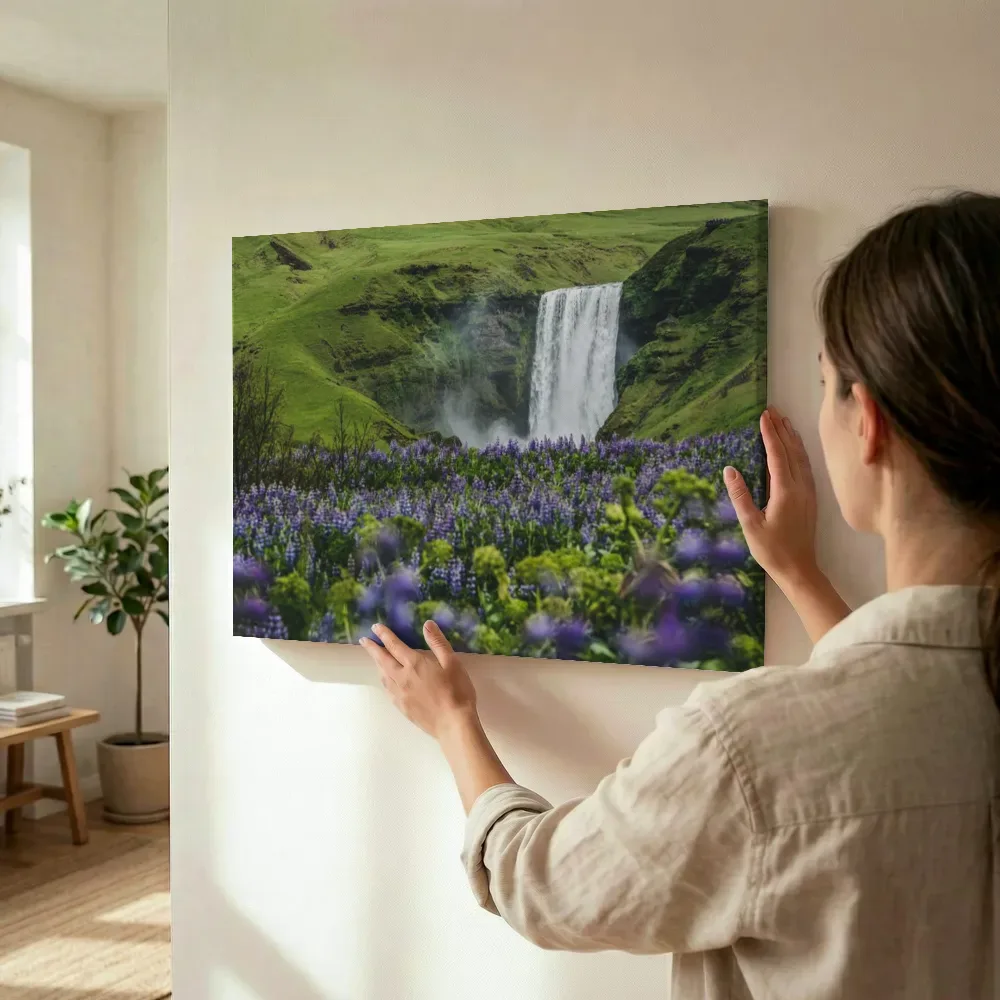 Sfeerimpressie: Waterval tussen groene heuvels en lupines terwijl het wordt opgehangen
