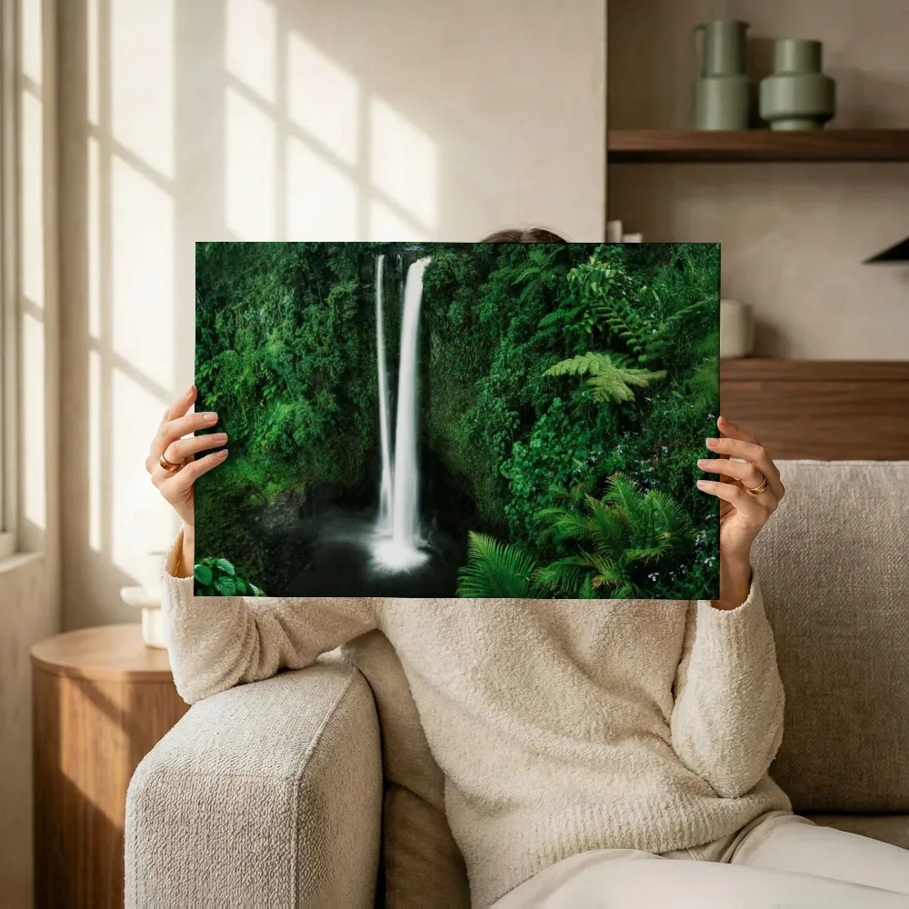 Sfeerimpressie: Waterval verscholen in het oerwoud terwijl het omhoog wordt gehouden