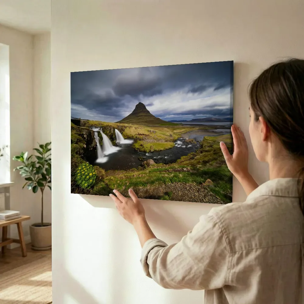 Sfeerimpressie: Watervallen bij Kirkjufell IJsland terwijl het wordt opgehangen