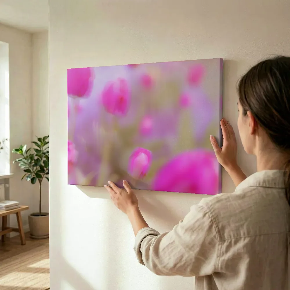 Sfeerimpressie: Wazige roze tulpenvelden terwijl het wordt opgehangen