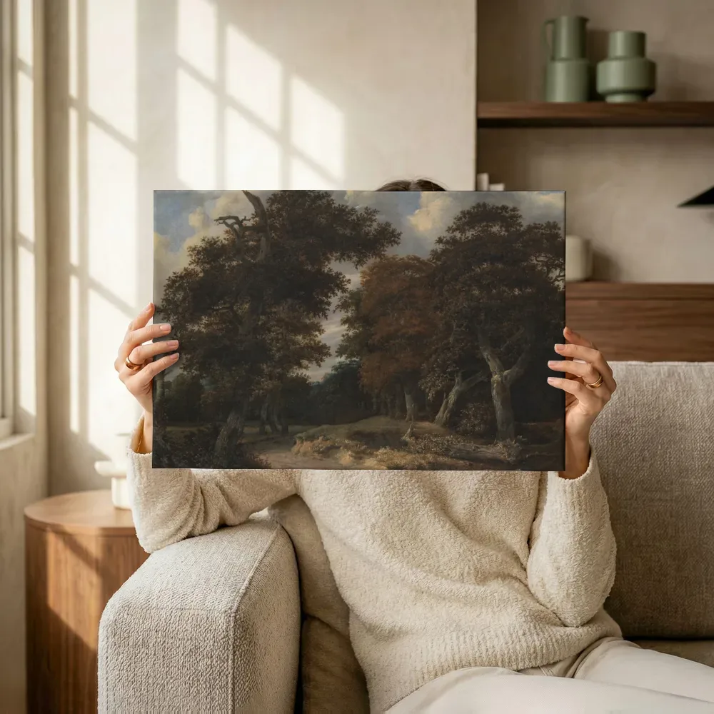 Sfeerimpressie: Weg door een eikenbos van Jacob van Ruisdael terwijl het omhoog wordt gehouden