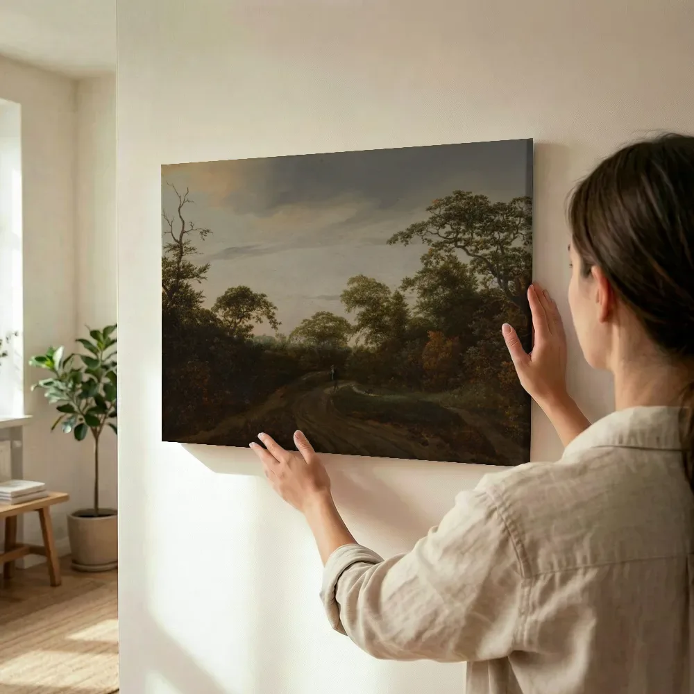 Sfeerimpressie: Weg in een boslandschap bij schemering van Jacob van Ruisdael terwijl het wordt opgehangen