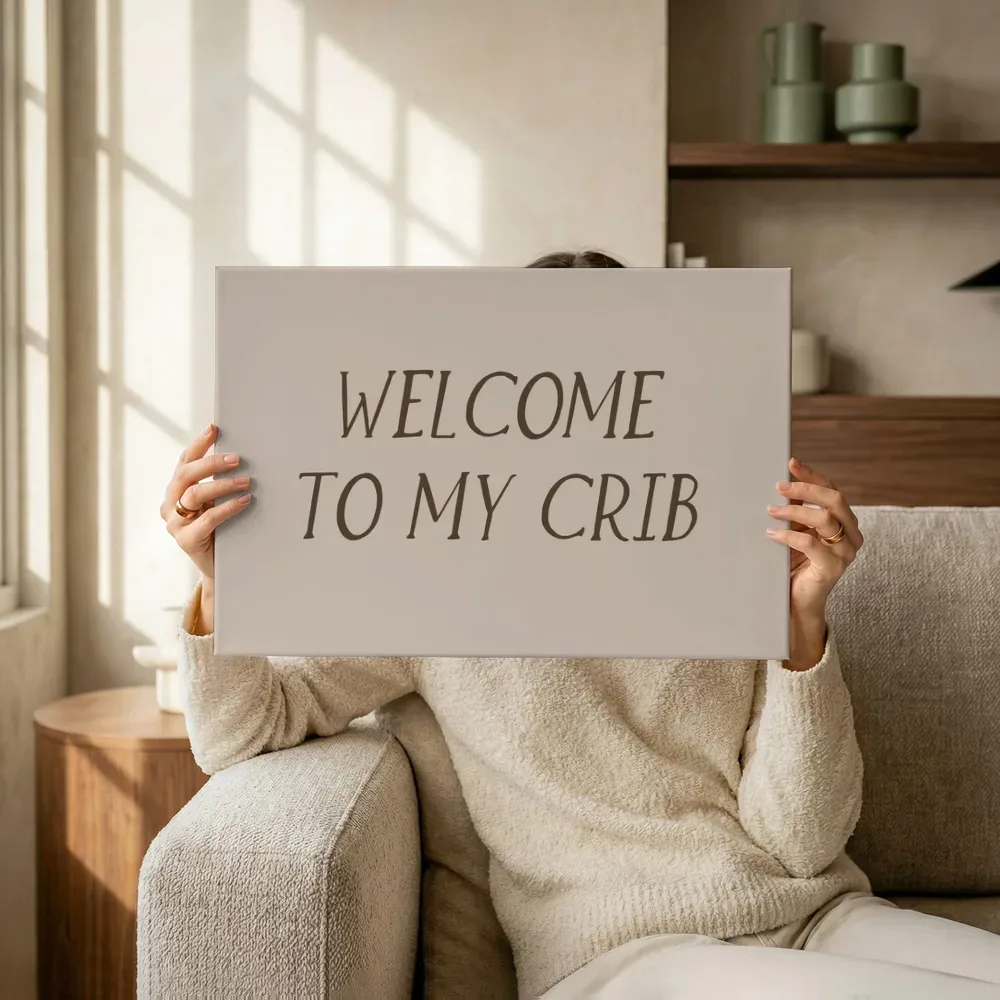 Sfeerimpressie: Welcome to my crib tekst terwijl het omhoog wordt gehouden