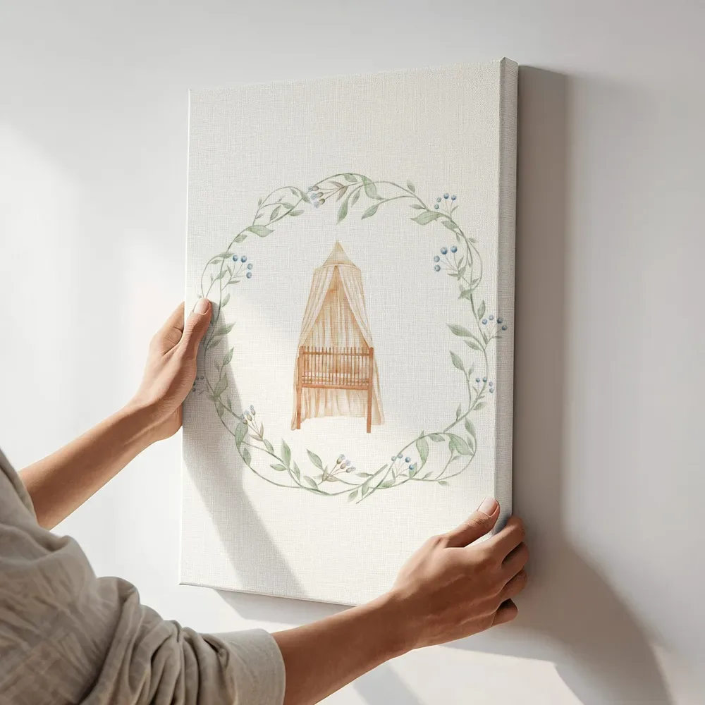 Sfeerimpressie: Wieg in bloemenkrans terwijl het aan de muur wordt gehangen