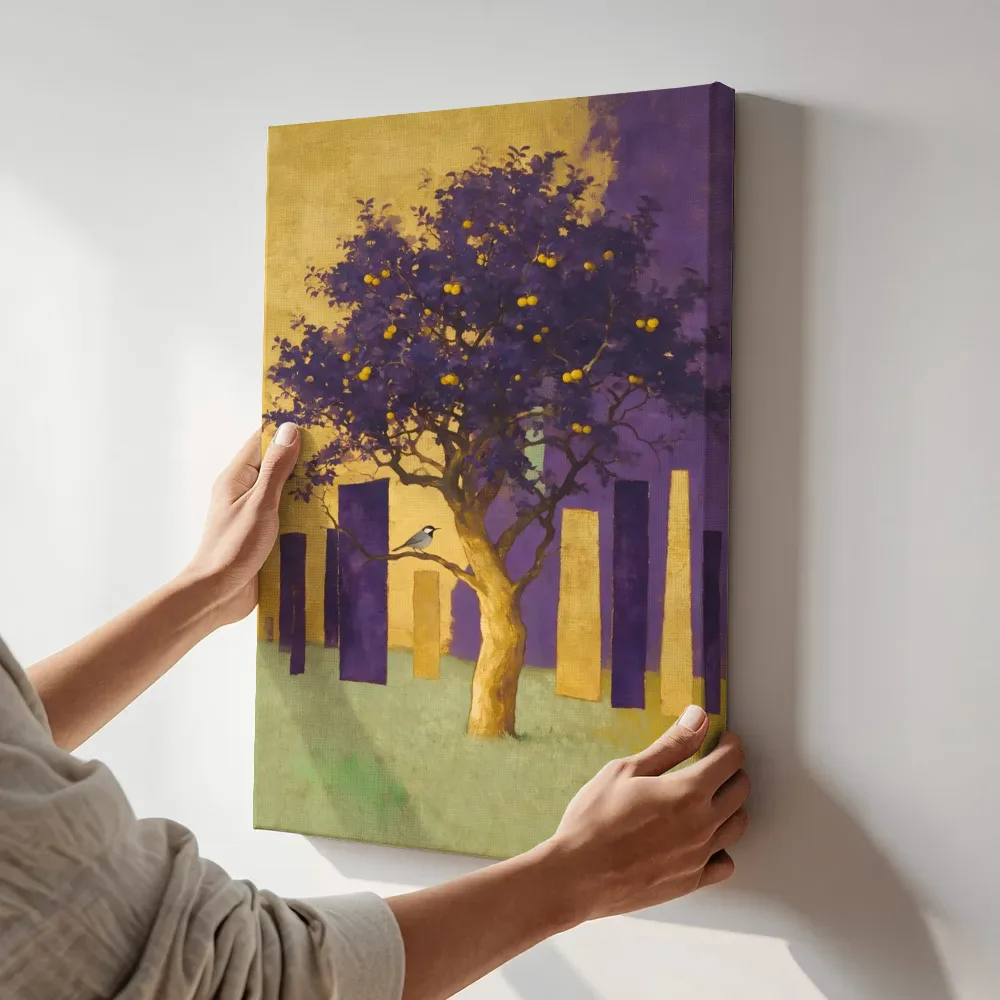 Sfeerimpressie: Fruitboom in goudgeel en paars terwijl het aan de muur wordt gehangen