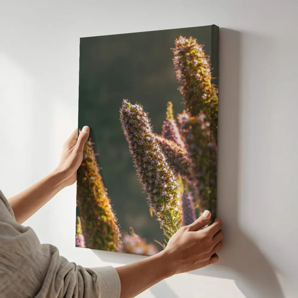 Sfeerimpressie: Wilde bloementorens in tegenlicht terwijl het aan de muur wordt gehangen