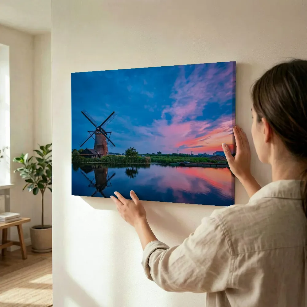 Sfeerimpressie: Windmolen bij zonsondergang terwijl het wordt opgehangen